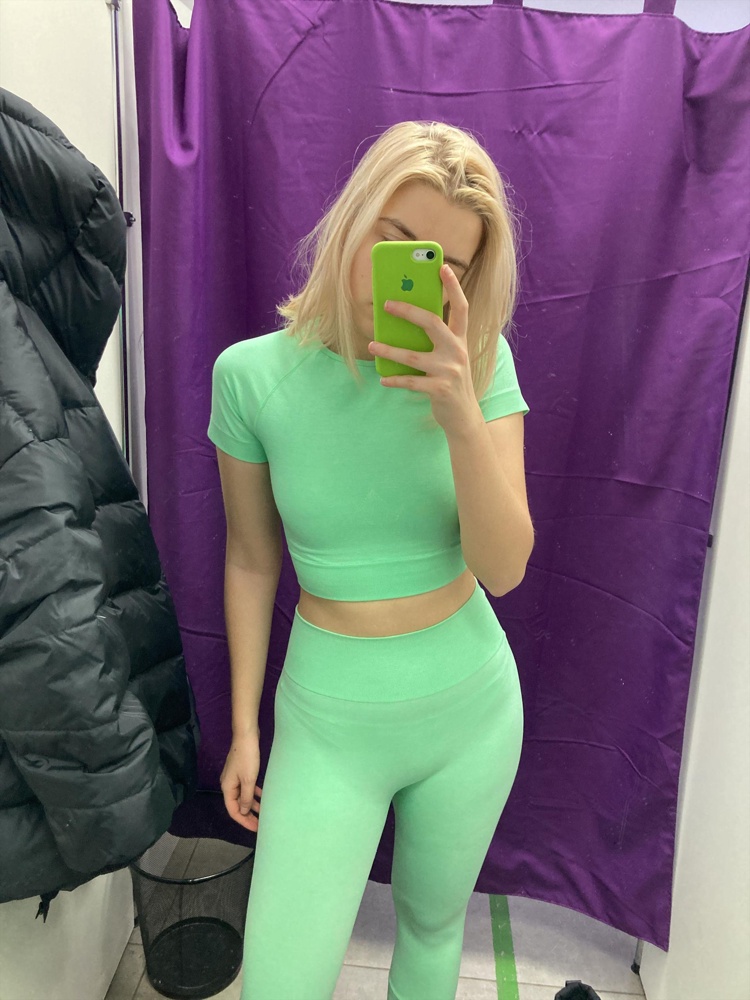 Серый понравился, ткань плотная, сидит неплохо, резинка на животе достаточно тугая, не смотря что размер L. Зеленый по цвету очень понравился,но пришел со стрелкой на попе( тоже хорошо сидит