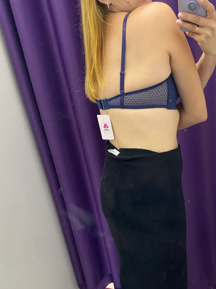 Сидит замечательно . Чуть тянет в объеме. Брала 85Б, скорей подошло бы на 80Б. Надеюсь, чуть растянется