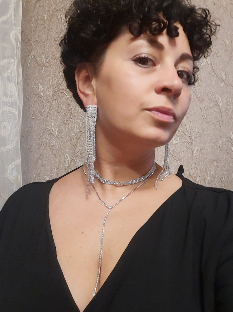 Все суппер, все целое, пришло в бархотном небольшом мешке. Удобно хранить. Стразы все целы, ничего не сломано.