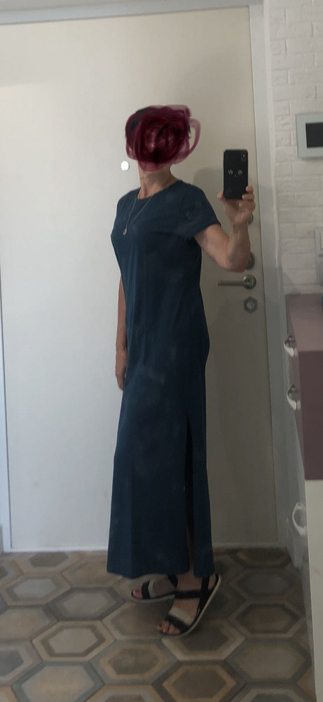 Тонкое платье-футболка. На лето очень комфортно. Мнётся сильно. На 44-46 46 размер сел комфортно.