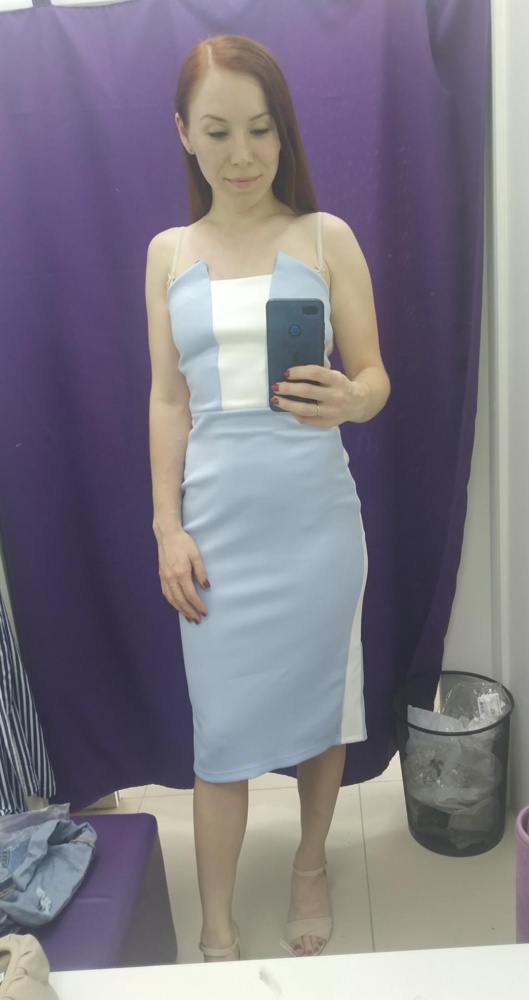 Платье из очень плотной ткани, наподобие неопрена. На жару не подойдет, а хотела именно на жару. Сшито хорошо, но как село именно на мне - мне не понравилось. Мои параметры 89/65/90, рост 165, размер 44. Немного свободно, за время примерки постоянно подтягивала. Возможно нужен рост выше.