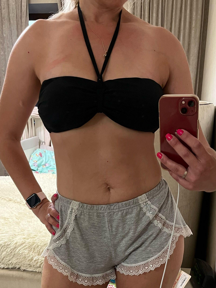 Очень хорошо держит грудь, не чего не где не вываливается и не спадает. Супер очень довольна!!!