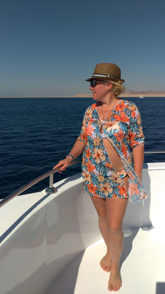 Отличный купальник! Мне очень понравился цвет, накидка. Низ бы поменьше, приходилось закатывать иногда)