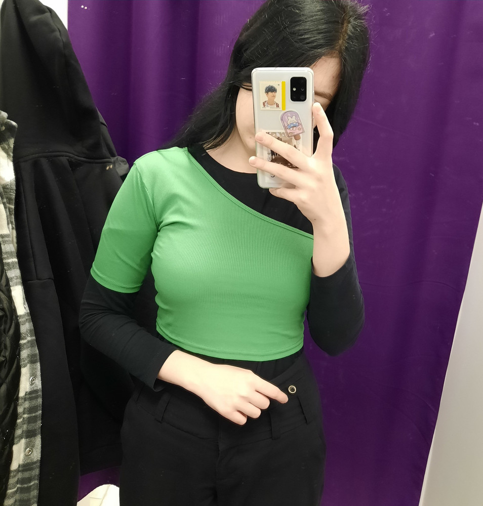 заказала на свой страх и риск на один раз, нужен был конкретного оттенка, цвет насыщеный — очень приятный глубокий зелёный, может чуть темнее цвета травы. материал очень приятный, тянется. заказала 44 на свой 46, сел очень приятно. довольна покупкой.