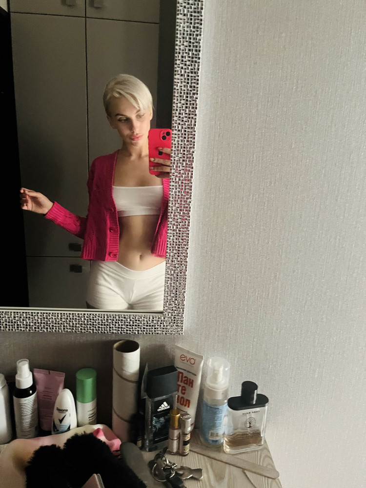 Выглядит норм, хлопковая, но низ очень быстро растягивается, а резинки нет(