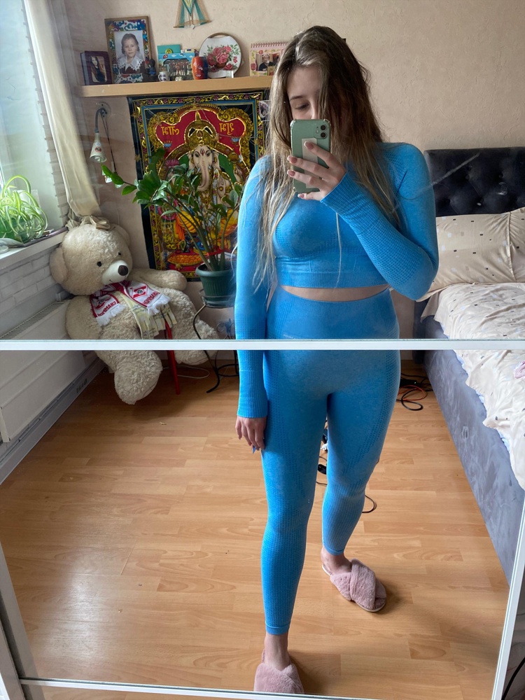 Костюмы очень классные. На свой почти L оставила М. Он не топорщится в лосинах. Но в руках L сидел чуть свободней. Качество отличное и цвет 1 в 1. Мне очень зашёл. Взяла, чтобы ходить на Йогу, на которую не хожу 😅