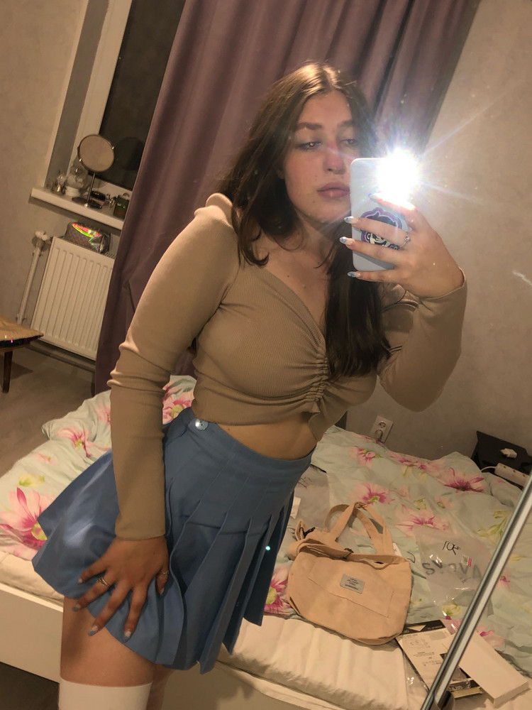 хорошенькая! всё очень качественно сшито, ткань приятная к телу. взяла 42 на параметры: от 63, об 97