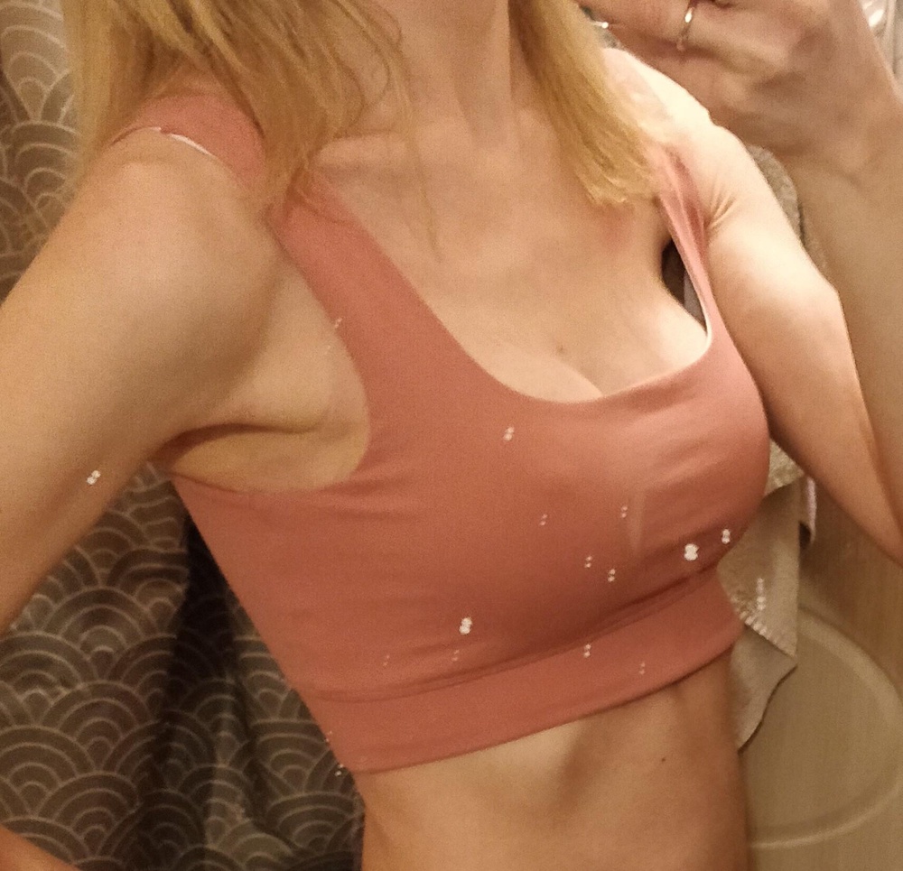 Топ классный отличная поддержка, линия декольте выглядит идеально, под любую одежду с вырезом подойдёт. Упаковка и материал на высшем уровне