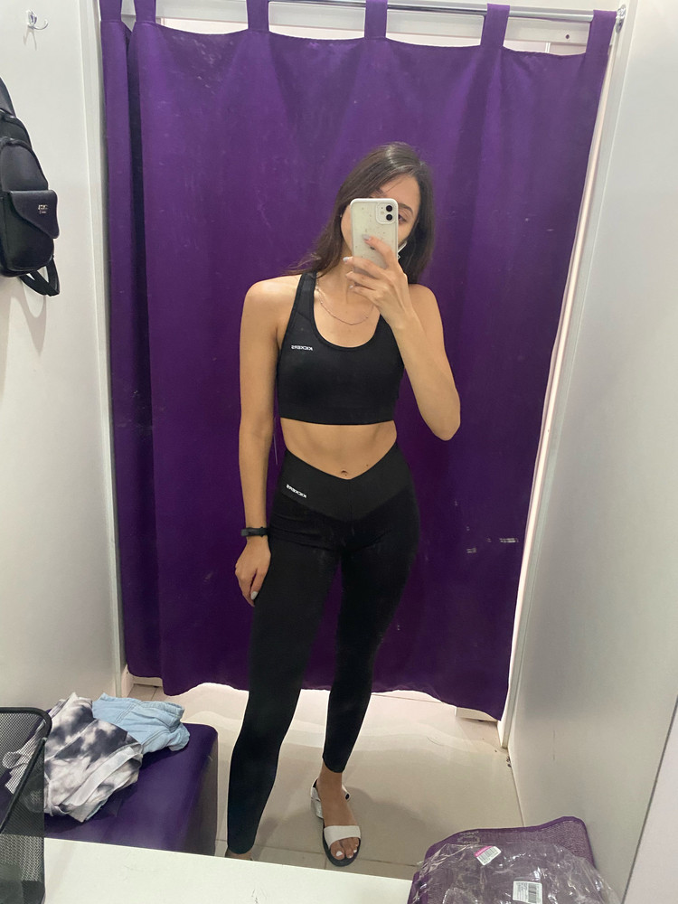 Топ хороший, сел как надо, 42 размер на меня: ОГ:79, ОПГ:72, многие пишут, что резинка тугая, но я не сказала бы , что прям так сильно, наоборот хорошо)