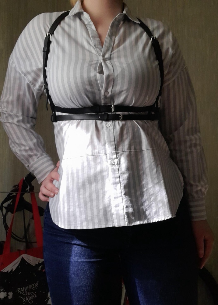 Очень классная вещь, смотрится красиво. Правда пришлось сделать доп отверстия, но кожзам очень мягкий, поэтому всё получилось легко и быстро. Горячо рекомендую, особенно за такую цену