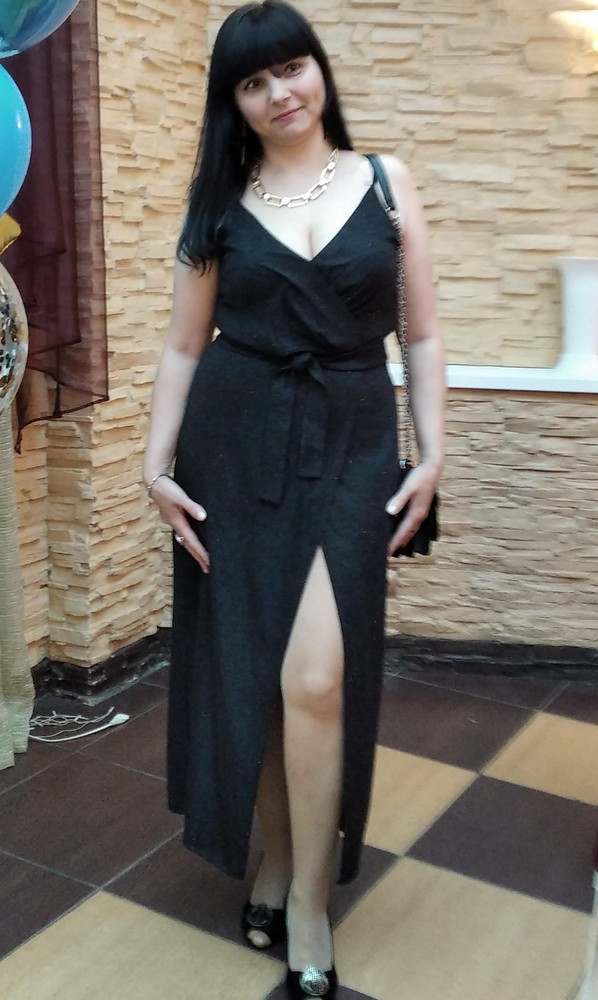 Платье для своей цены классное,пошито размер в размер,блёстки осыпаются но это не критично,оно для высокой грудастой барышни,длину можно подрезать ,а вот  с грудью это уже вопрос другой.В общем платьем довольна, продавца рекомендую!