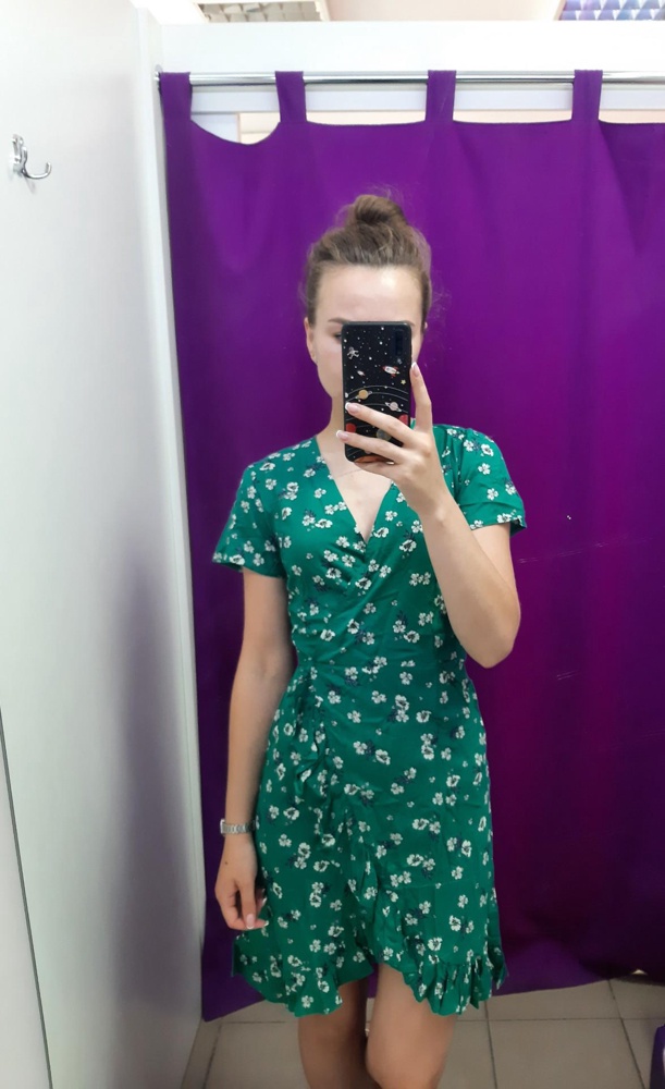 Очень понравилось платье. В размер. Длина на рост 163 отличная, сздатиплатье чуть длиннее, чем впереди. Вырез, конечно, большой, но для меня в этом проблемы нет, покажется слишком откровенным - можно поправить булавкой. Если будет расплачиваться платье при ходьбе, решу проблему аналогично. Сразу после покупки постирала платье в прохладной воде руками, вода окрасилась довольно сильно, надо это иметь ввиду. В общем. Платье очень понравилось, рекомендую. Заказала бы ещё красное, но, откровенно говоря, не стоит таких денег, оно дороже