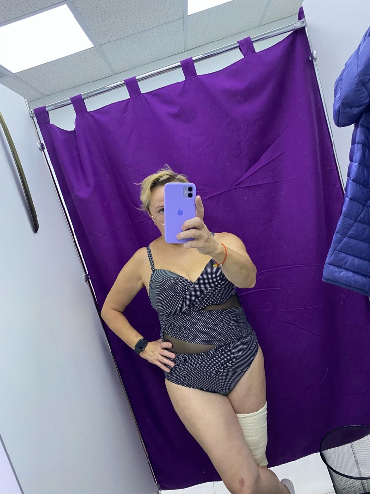 На свой 52 взяла 50-52, вроде сидит неплохо, но можно было взять 48-50, чтобы сидел плотнее. Забрала, посмотрю как будет себя вести в бассейне. А целом понравился.