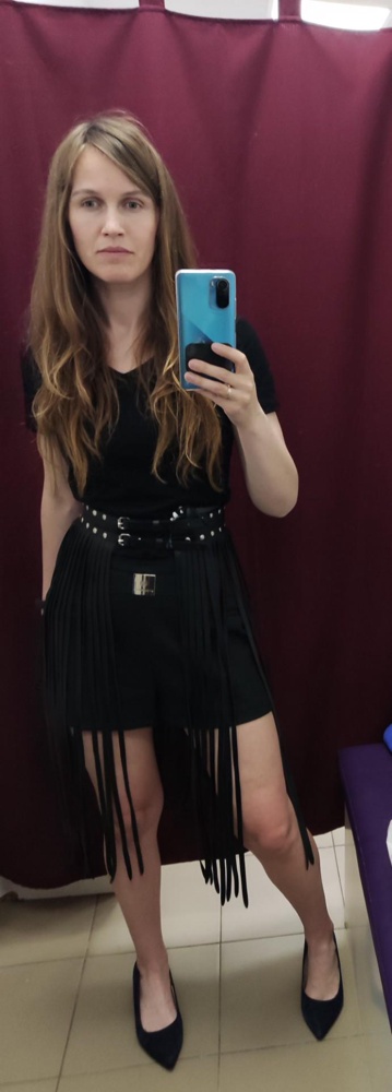 Стильный акцентный прояс, сделан качественно, аккуратно упакован, быстро доставлен. На талию 72 см размер M-L сёл на минимальную дырку в ремне