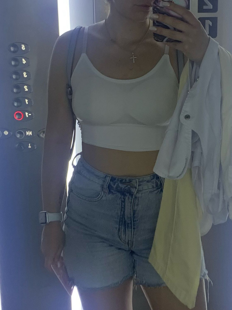 Нормальный топ, чашки 😁😁😁 я так ношу, они зато удобные 