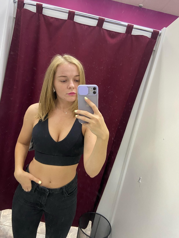 Моя любимая марка спорт. одежды. Топ пушка. Теперь у меня есть грудь, и она не вывалится на  тренировки, потому поддержка сильная.