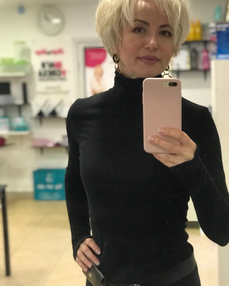 Платьице действительно оказалось хорошее. Немного есть такое - серым отдаёт .. но это не портит. Лапша тонкая, платье приятное к телу, сидит отлично, пояс прилагается. Я выбрала чёрное так как все аксессуары яркие будут подходить. На каждый день прям находка! 