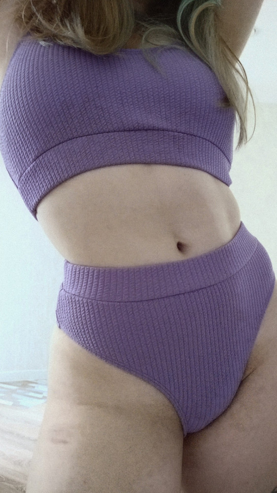 очень красивый купальник, сидит хорошо, прилегает плотно!