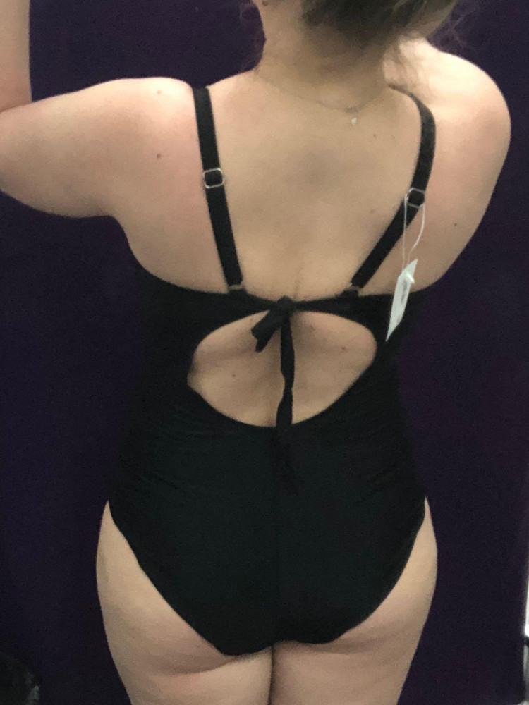 Хороший купальник! Тем более, за эту цену! К сожалению, не очень подошел лично мне - большеват 56 размер, но в груди все равно маловато, любое неосторожное движение - и я звезда онлифанс. Сзади затягивала завязки очень сильно, но все равно грудь не прижало, гуляет. Мои параметры ОГ 113, ОПГ 77. Бедра 100. Рост 168.