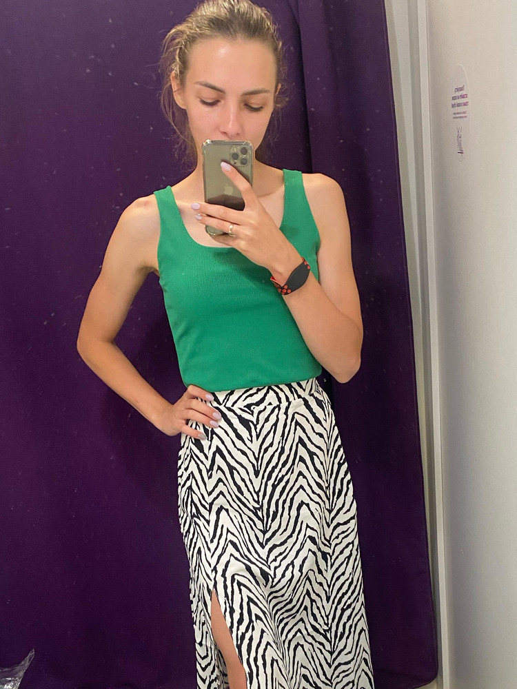 Топ супер 🤩 Плотный, не мнётся. Цвет просто пушка (камера не передала этот насыщенный оттенок) Однозначно рекомендую к покупке🔥 Взяла размер М. 