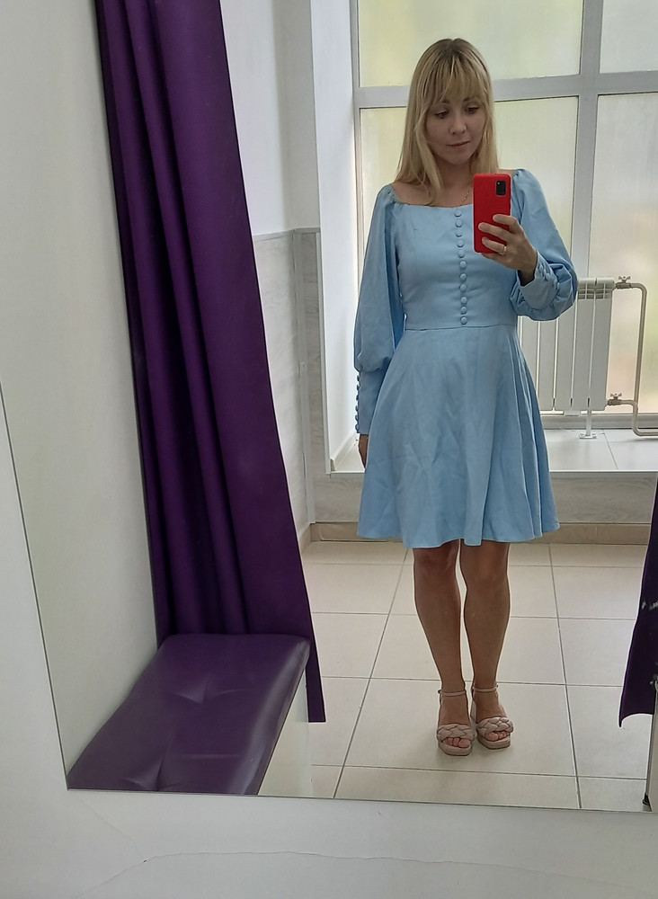 Не понравился материал, не дышащий и выглядящий дешево. К тому же оказался распорот шов на талии.