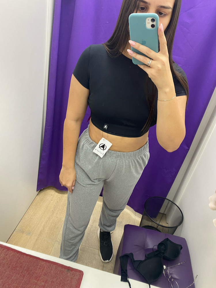 Это что? Самый большой размер 48, на ребенка шили? Очень плотная ткань почти не тянется. Обтянута на столько, что капец. Только на очень худеньких девочек или на детей или на девочек с плечами 20см! Отказ!!! Ткань для спорта не должна быть такой плотной!!!