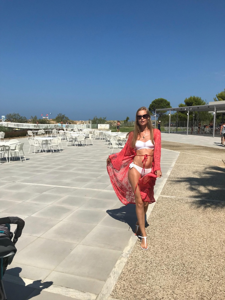 Заказывала в синем, коралл, и красно-коралл. По длине самая длинная красно-коралл, для меня это важно, тк мой рост 176, мягкое кружево. Брала на отдых, красиво, но не очень практично, жарковато до пляжа идти, одела пару раз только.