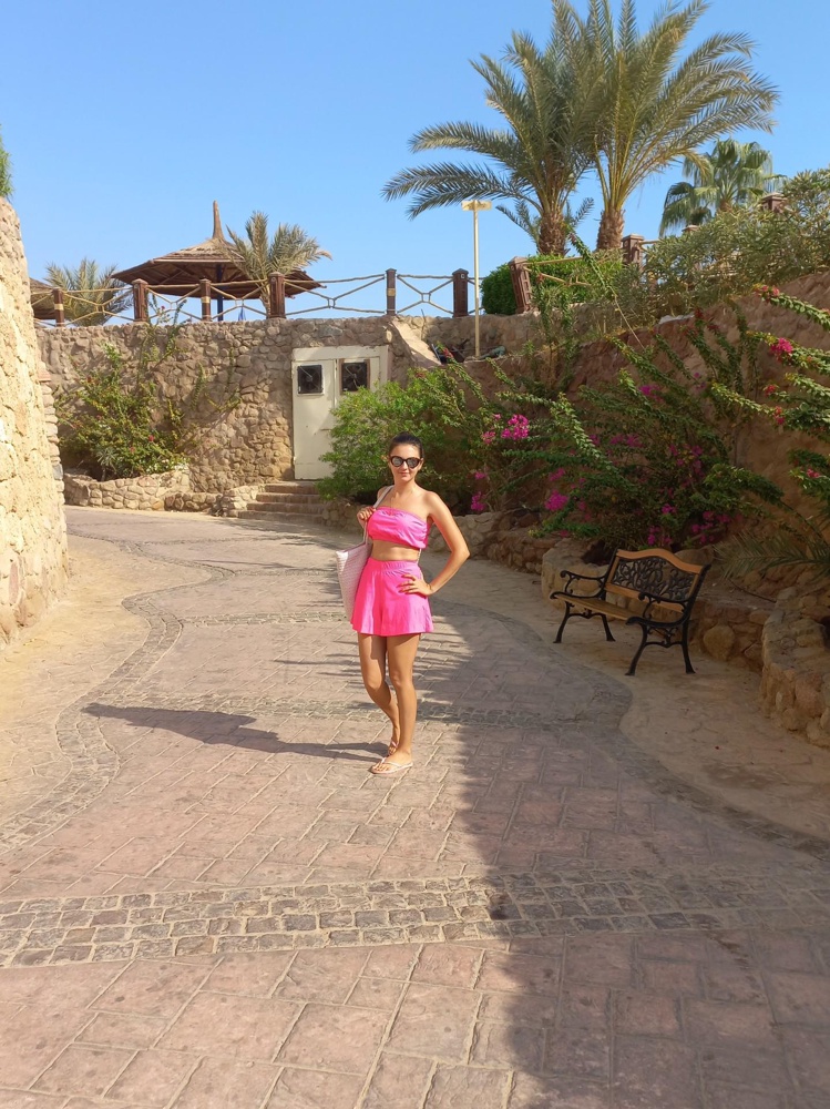 Абалденный сочный яркий костюм. Мои параметры 88-70-98. Подошёл идеально.