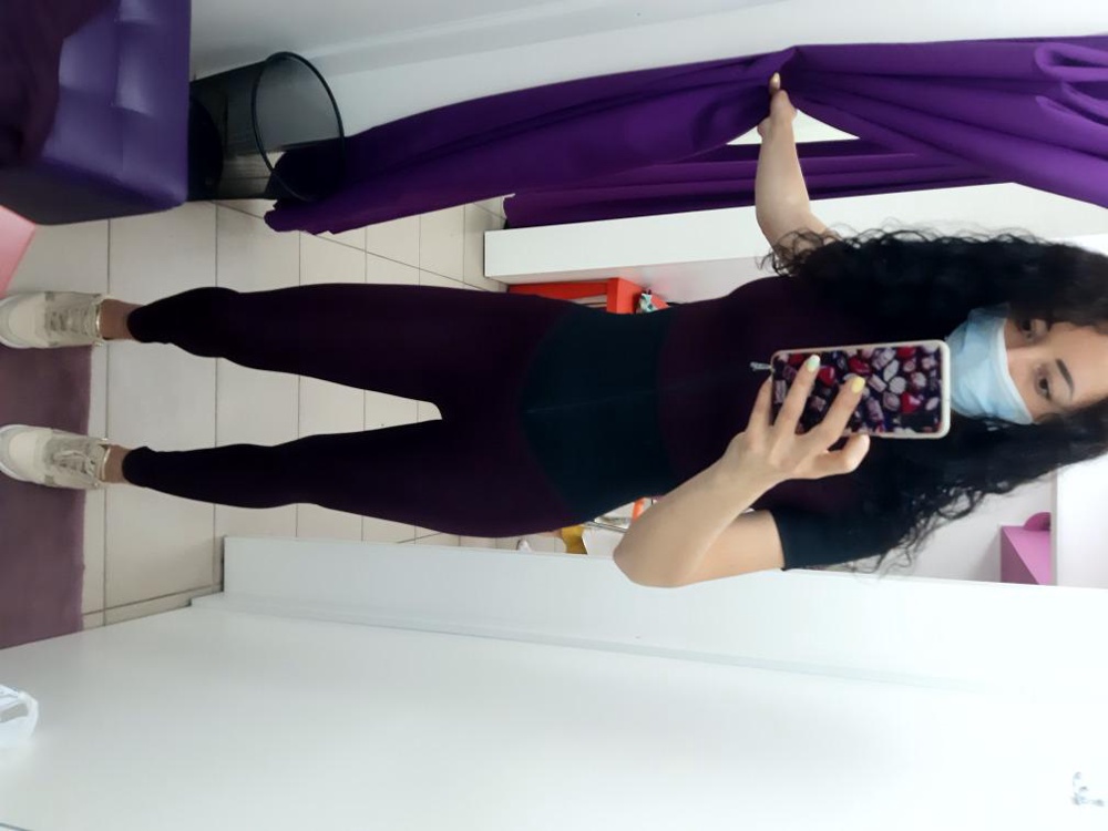 Отличный комбинезон! Сел, как надо! Материал не очень плотный, поэтому удобно одевать, при этом не просвечивает и не растягивается. Хорошо утягивает все лишнее. На мой рост 176 по длине идеален, ношу 44 размер одежды, заказала S, размер подошёл. У меня цвет не такой яркий, как на фото, темнее на пару тонов, но все равно понравился.
После нескольких тренировок дополню отзыв. 