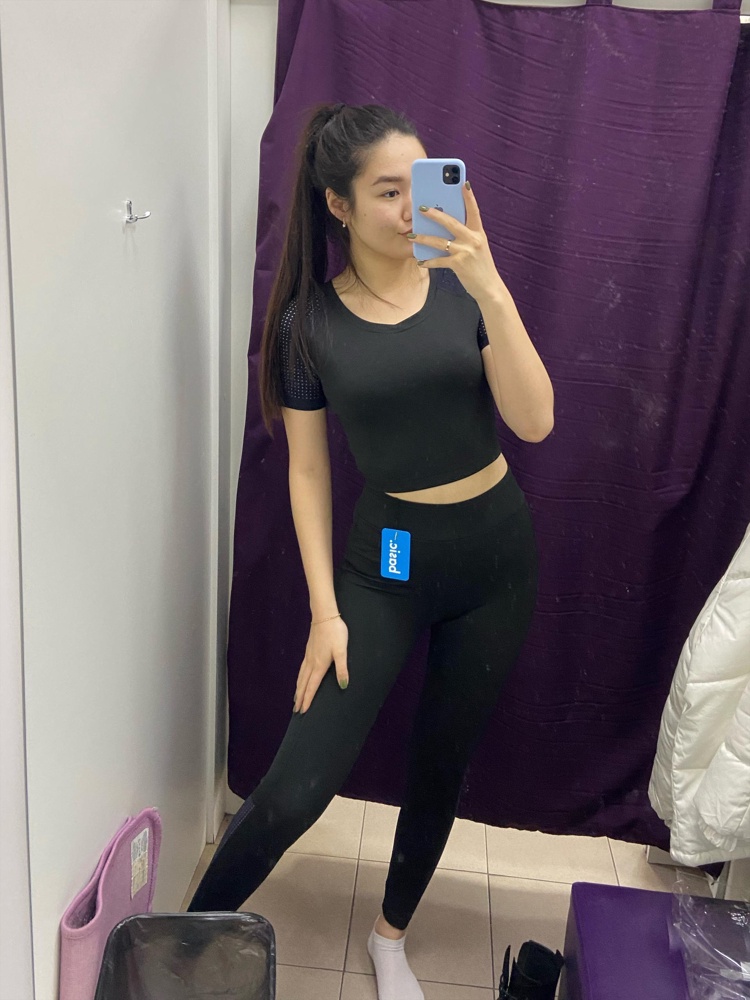 Костюм супер🔥 Качество на 5+, ткань приятная к телу и тянется!) на тренировках комфортно в нем. Брала 44, подошёл на 44. У меня рост 173 и топ не короткий, и лосины по длине отлично) в общем - покупкой довольна, тем более за 1113 рублей😍