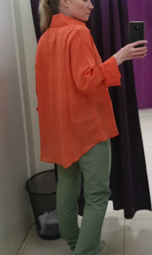 Рубашка очень лёгкая. Цвет как на фото. Мне понравилась🔥. На лето под топ, что нужно.