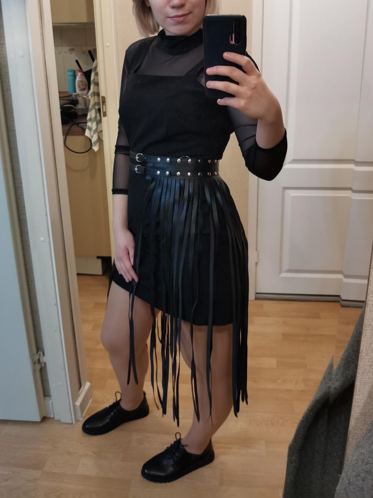 Сам пояс прекрасен, но размер и правда дезориентирует.
По моему измерению вышло 76 см весь пояс (возможно, неточно), но никак не 95-105, указанные в размерной сетке. Я с талией 76 еле влезла в последнюю дырочку ремня) иначе пришлось бы возвращать. Поменяйте, пожалуйста, размеры!
Насчёт запаха - ненавязчивый, даже напоминает отдушку, проблем нет.