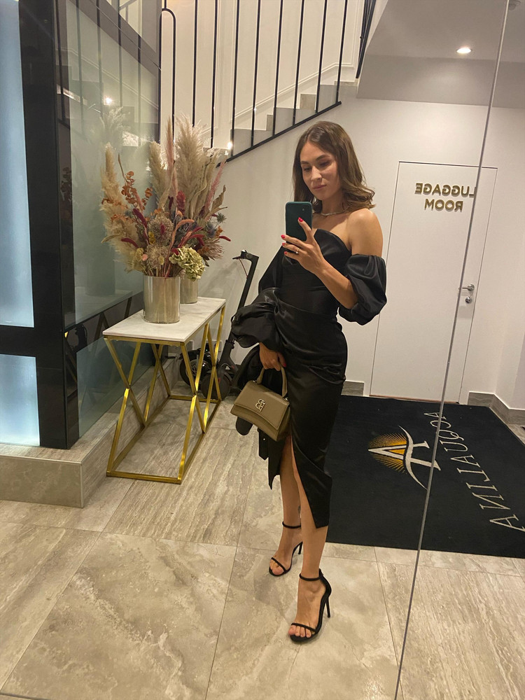 Сшито хорошо , как будет сидеть зависит от вашей фигуры на 90% . На мне чего хорошо , и даже отсутствие пышной груди не испортило внешнего вида . Материал хорошей , в течении вечера зацепок не наставила . Но , брала ещё в бежевом цвете , оно в паникёр xs сидит плотнее чем чёрное 