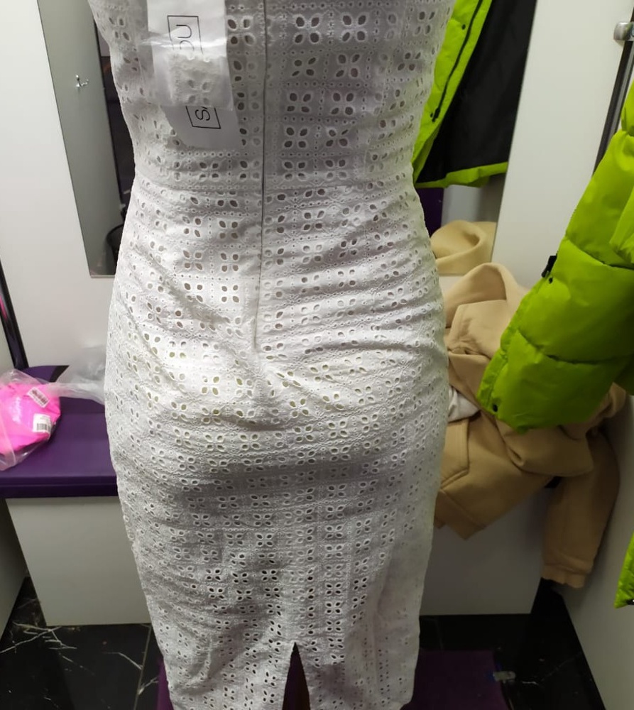 Долго смотрела на это платье, очень красиво смотрится на модели. У меня параметры 86-60-90, но так красиво не село. Возможно это брак производства, но сзади выглядит вот так🤨
Это не подкладка топорщится, ее всю поправила. 