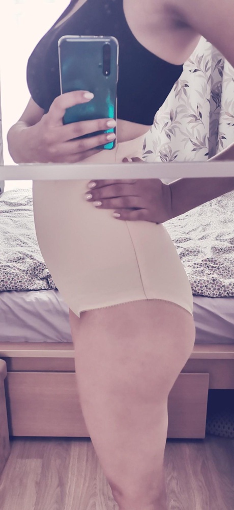 Отличный бандаж, на после беременный ОБ 98 взяла размер 96. Комфортный, мягкий, внизу застежка. Надевать удобно, но застегивать лучше лёжа.