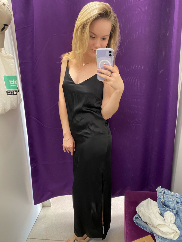 Рост 160. Ткань очень приятная. Худенькие девочки, у кого грудь НЕ маленькая, берите 42 размер. В 40 будет давить.