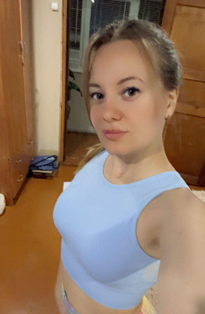 Топ просто Мега отличный, да и ещё за 600 с копейками рублей, грудь не большая, но без нижнего белья в этом топе она откуда то появилась))) при том что вставки из поролона не большие, взяла на размер больше и не прогадала, не давит, одевать и снимать легко. Очень рекомендую👍🏻👍🏻👍🏻