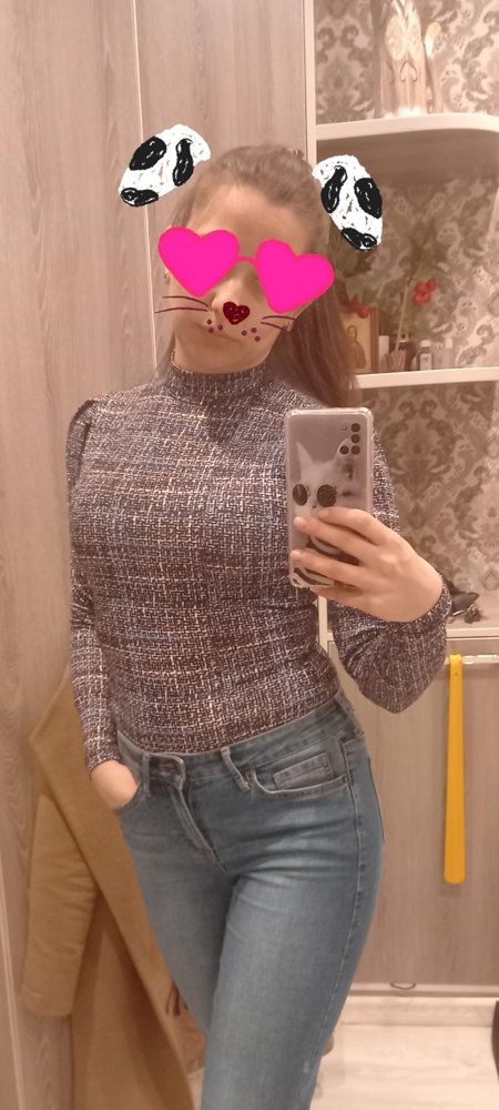 Тугая горловина, но сел в итоге отлично. Ткань приятная