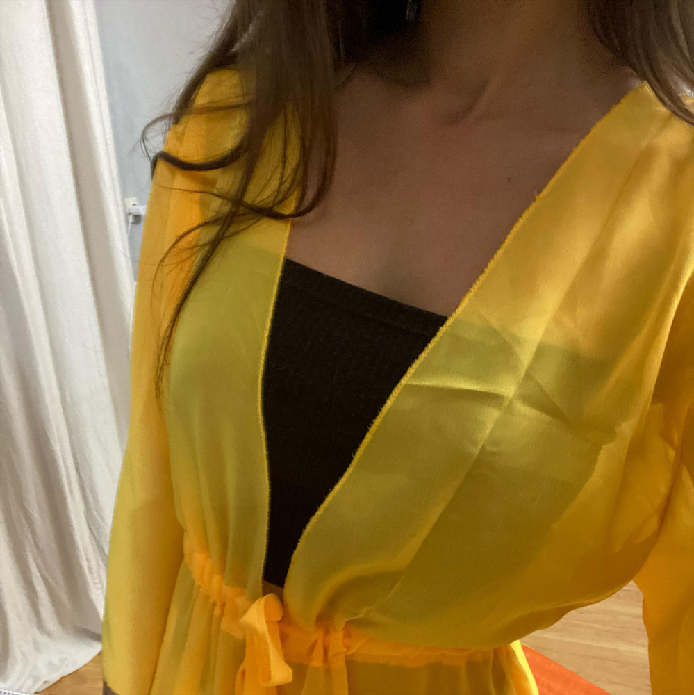 Взяла мамочке на подарок, но кажется придётся заказывать ещё и себе 😅 Сочный цвет, то что надо на пляж.🍋На мой рост 159 подошёл. Пояс собирается в резиночку, поэтому подойдёт на маленький размер и на большой. Швы ровные, доставка быстрая. Рекомендую к покупке!👍