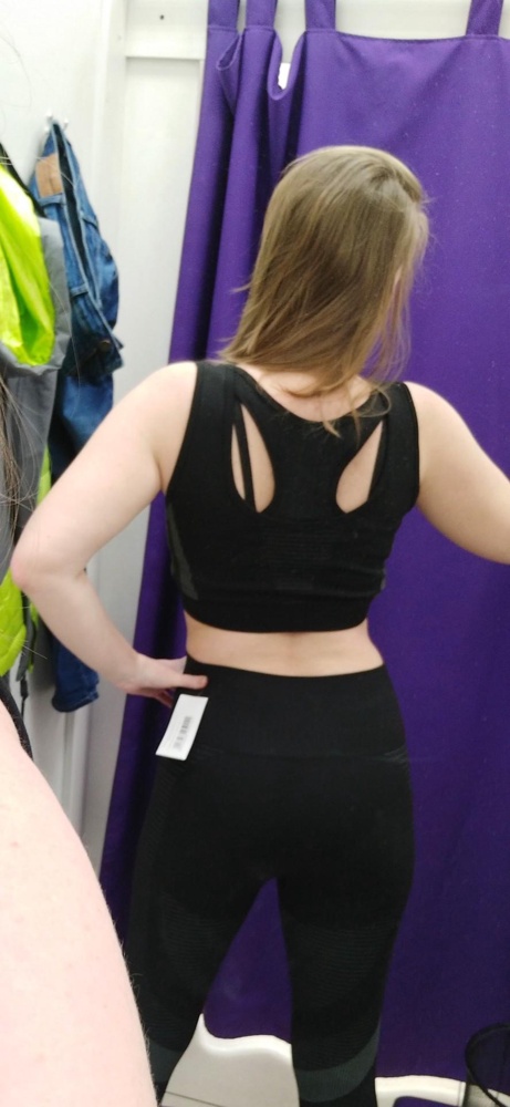 Офигенный костюм. В верхней части есть чашечки и очень круто сзади смотрится. В лосинах не жарко, не потеешь. Огромный плюс - широкая комфортная резинка на талии. Для меня это было прям очень важно, так как из-за сильной утяжки образуются "ушки" на боках. Ткань тянется хорошо, швы крепкие, хоть ноги к верху задирай) Живьем очень стильно смотрится.