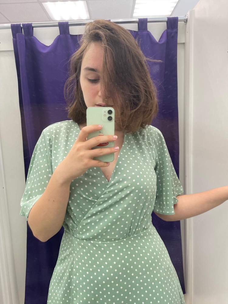 Ну что я могу сказать… горошек этот конечно колхозный) Если у вас фигура как у меня - это большой низ и узкий верх, то фасон вам будет хорошо! Правда чтобы хорошо село, то должна быть достаточная большая грудь,так как запах мне кажется   сделан не грамотно. Слишком широкий. У меня она не маленькая, но все равно некрасиво выпячивает, особенно если садишься. Я думаю многим такое знакомо. Само качество ничего особенного. Видно что дешевая. Но что удивительно, приятная к телу. Горошек действительно в жизни выглядет не благородно или мило, а некрасиво. Скорее всего из-за «дешевого» цвета. К сожалению, отказ. 