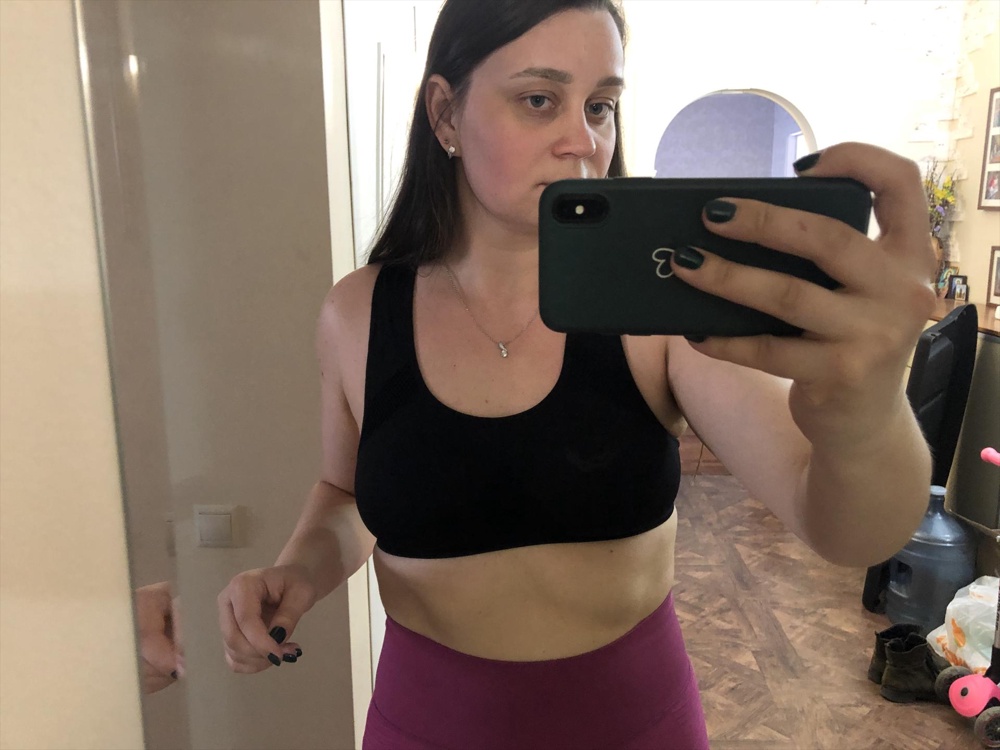 Хороший топ, заказываю второй раз, на мои 95 см размер М совсем чуток поджимает, но я худею, поэтому, думаю, через месяц уже будет в пору