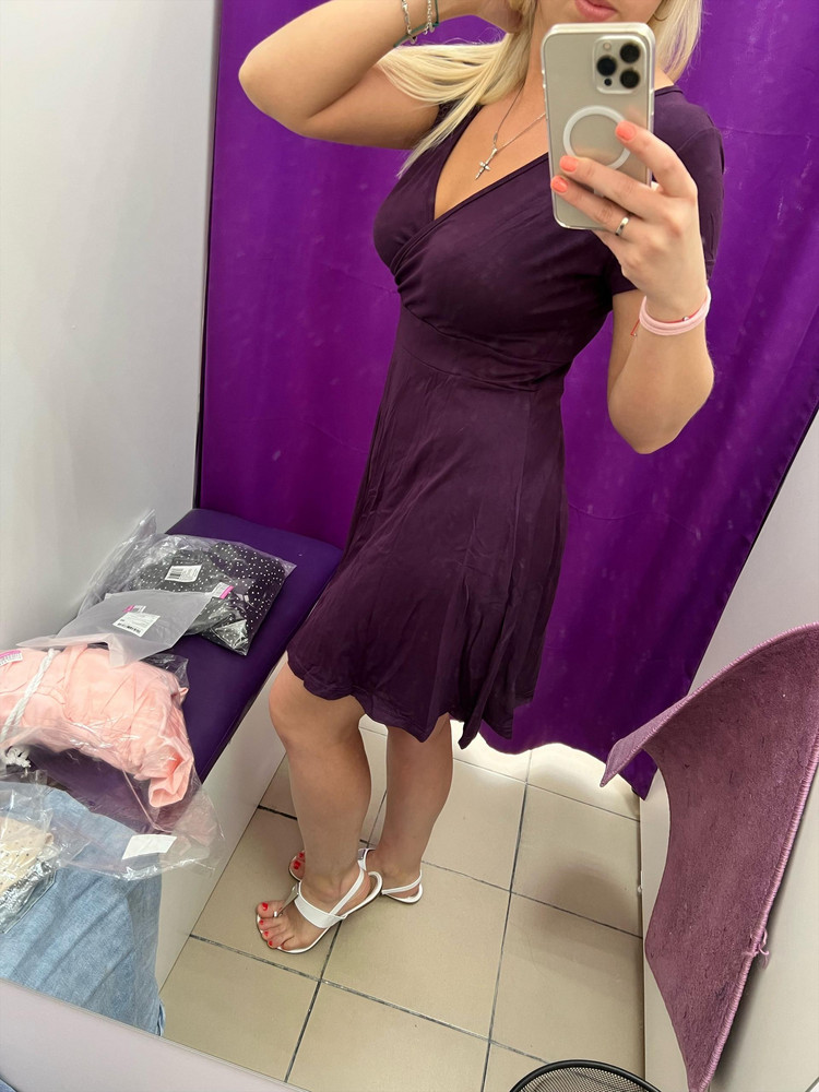 Хорошее, простое, комфортное платье. Но не мое)