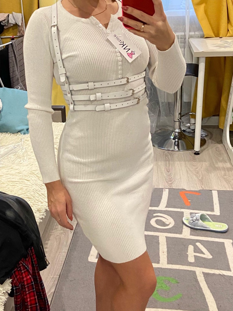 Идеальная. Все легко надевается, легко застегивается. Ничего не торчит, не висит. Следов не оставляет. 