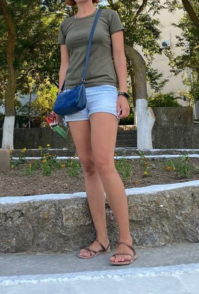 Футболка шикарная. Не жаркая, при этом отлично тянется. Приятная к телу. На фото размер xs. Отличная базовая футболка. Набрала ещё таких в других цветах. Стирается на ура.