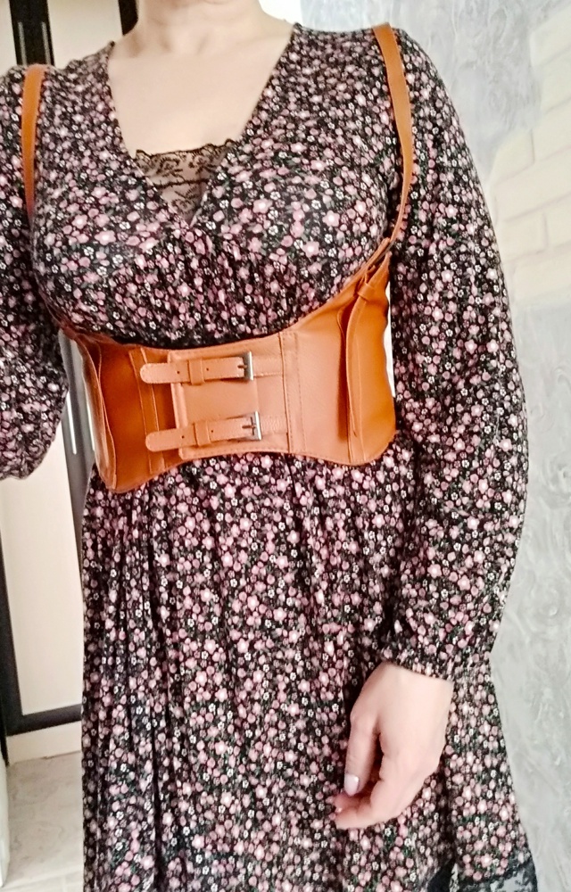 хороший корсет.полностью соответствует картинке.цвет как и ожидала не оранжевый,а рыже-коричневый.качественный.на размер 44-46 сел как надо.застёгивается на липучку.довольна покупкой,рекомендую.