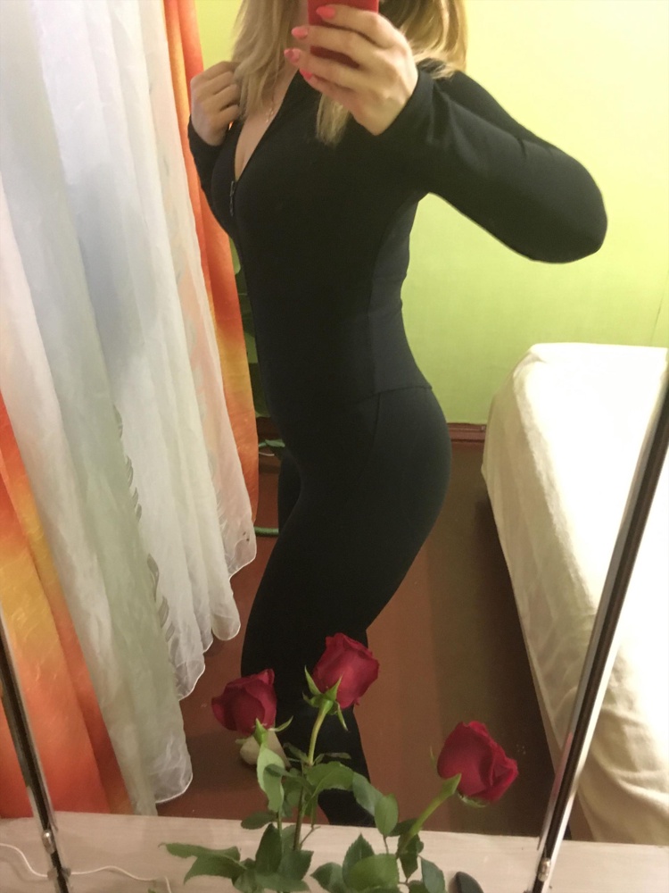 На мою фигуру сел идеально, я очень довольна. Получила кучу комплиментов . По размерам все соответствует( брала 48)