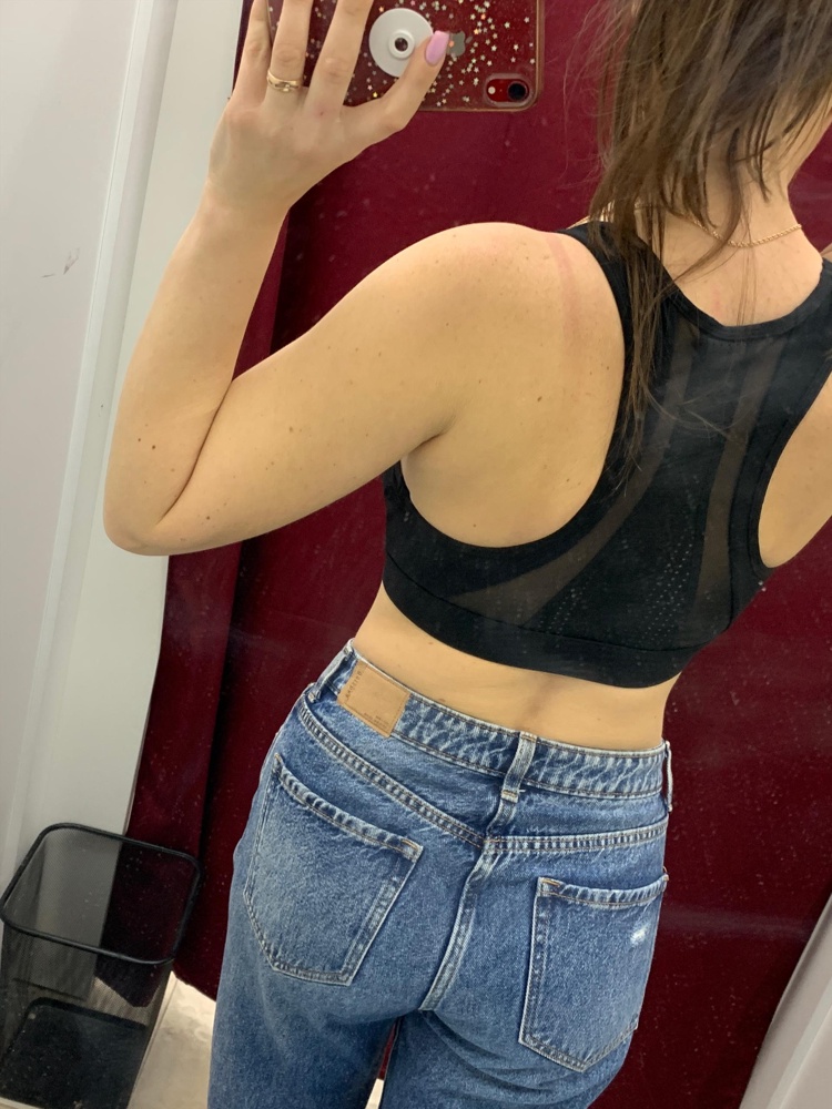 Такой прям добротный, плотный. На 44 взяла L. Правда грудь сдавил. Попробую чашечки вытащить. Ценообразование, конечно тумач. Я выкупила за почти 900 руб, а сейчас цена 1700! С чего это топ так подорожал!? Девочки, ждите скидку. Было бы хорошо, если были бы другие цвета такого топа. 