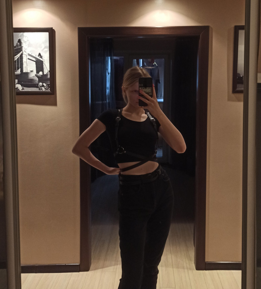 Очень хорошая портупея. Мягкая, приятная на ощупь искуственная кожа; изнаночная сторона нежная, так что скорее всего не будет натирать ткань и оставлять катышки. 

В жизни ношу размер s (мои параметры: 87-67-96), но взяла размер m, чтобы не было впритык. Скорее всего, s мне бы тоже подошел, но я взяла m с запасом и чтобы застежка была сбоку при застегивании (ну вот такие у меня приколы). Возможно, проделаю ещё пару отверстий, чтоб плотнее сидела с топиками, но с остальной одеждой сидит здорово. 

Универсальный аксессуар, можно носить с разной одеждой.