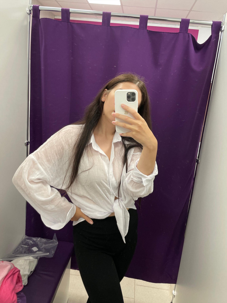 Пришли 2 рубашки S и M размеров . М Размер как вы можете увидеть на фото прям белый , S молочный . На первом фото на мне S размер , на втором M . Ношу 42-44 . Взяла на море , надевать на купальник . В принципе нормально, но мне кажется цена завышена, не стоит она столько… 